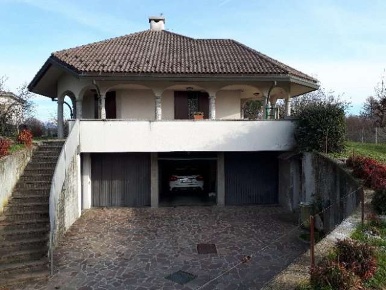 Foto Villa unifamiliare a Cantù di 400 m² con 10 locali in vendita