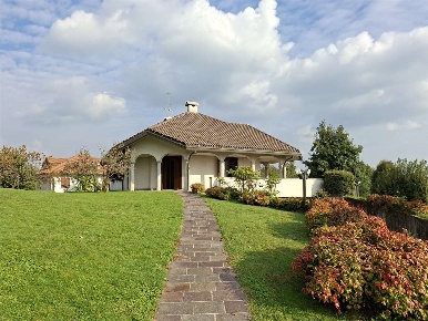 Foto Villa unifamiliare a Cantù di 400 m² con 10 locali in vendita