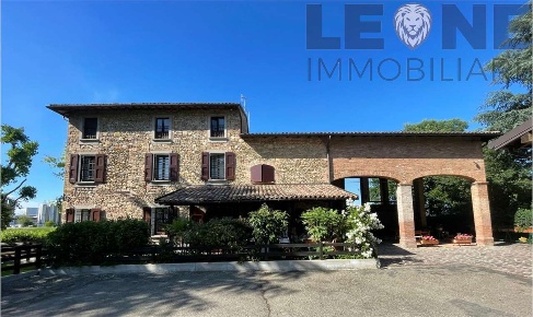 Foto Villa bifamiliare in via beslan, Vignola Centro di 500 m² in vendita