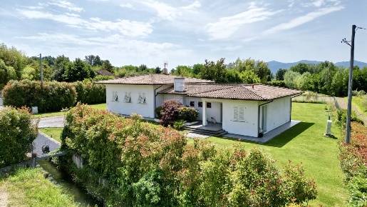 Foto Villa unifamiliare in Viale Prete, Capannori Marlia di 250 m²