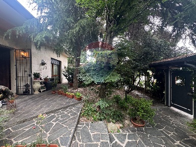 Foto Villa singola in via saronnese, Legnano di 250 m² con 5 locali