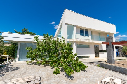 Foto Villa unifamiliare in SS284, Adrano di 600 m² con 10 locali in vendita