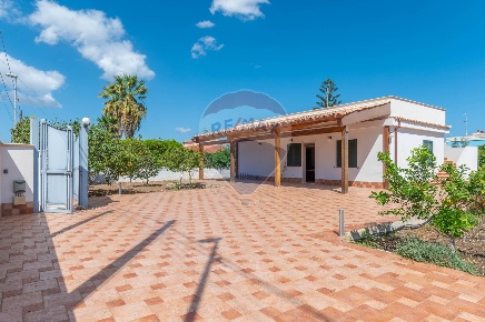 Foto Villa singola in via fernando pizarro, Siracusa di 93 m² con 4 locali