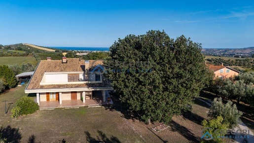 Foto Villa singola a Giulianova di 515 m² con 7 locali in vendita