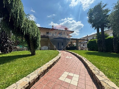 Foto Villa singola a Dalmine Brembo, Mariano di 450 m² con 10 locali