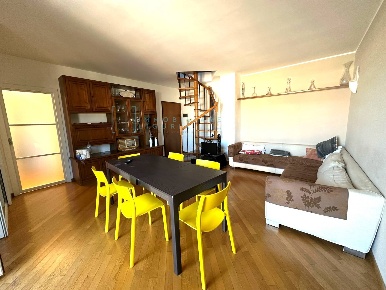 Foto Appartamento in Via Nino Bixio, Albenga Centro di 104 m² con 5 locali
