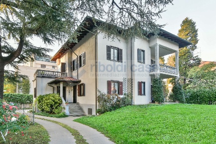 Foto Villa unifamiliare in VIA BARACCA, Mariano Comense Centro di 500 m²