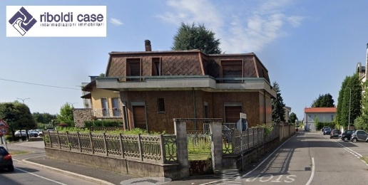 Foto Villa unifamiliare a Mariano Comense Centro di 300 m² con 6 locali