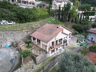 Foto Villa unifamiliare in Via G. Calsamiglia 3, Ventimiglia di 290 m²