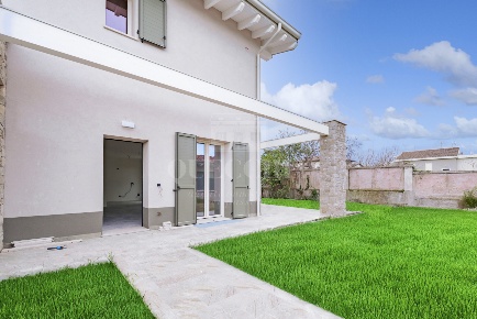 Foto Villa unifamiliare in Via Maifreni, Castiglione delle Stiviere Centro