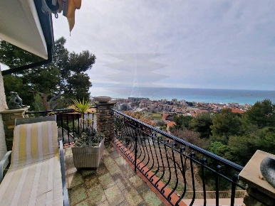 Foto Villa unifamiliare in Via Collasgarba, Ventimiglia Nervia di 350 m²