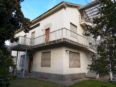 Foto Villa unifamiliare a Seveso di 416 m² con 8 locali in vendita