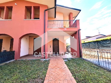 Foto Villa bifamiliare in via Desenzani, Castiglione delle Stiviere Centro