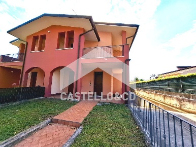 Foto Villa bifamiliare in via Desenzani, Castiglione delle Stiviere Centro