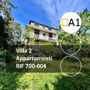 Foto Villa unifamiliare a Mariano Comense Centro di 292 m² con 8 locali
