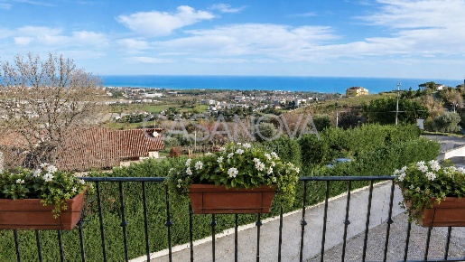Foto Appartamento a Giulianova Tortoreto Lido di 170 m² con 5 locali