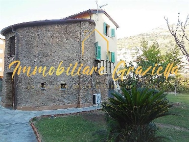 Foto Villa a schiera a Ventimiglia di 100 m² con 5 locali in vendita