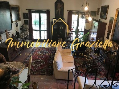 Foto Villa unifamiliare a Ventimiglia di 400 m² con 11 locali in vendita