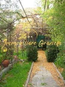 Foto Villa unifamiliare a Ventimiglia di 500 m² con 7 locali in vendita