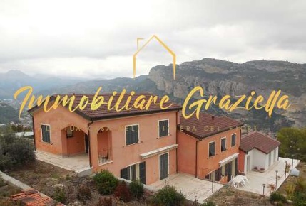 Foto Villa unifamiliare a Ventimiglia di 450 m² con 5 locali in vendita