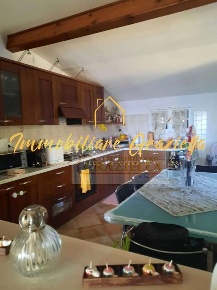 Foto Appartamento a Ventimiglia di 80 m² con 3 locali in vendita