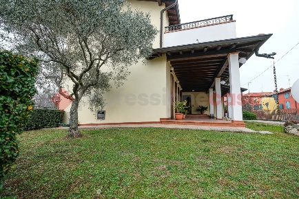 Foto Villa singola a Dalmine Centro, Sforzatica di 395 m² con 9 locali