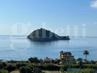 Foto Appartamento in Via Villaggio Iris 13, Albenga di 70 m² con 5 locali