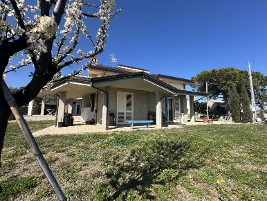 Foto Villa unifamiliare in Via Colledoro, Giulianova Centro di 190 m²