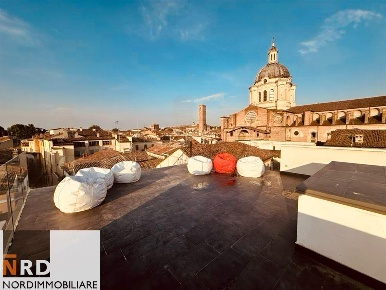 Foto Villa unifamiliare a Mantova di 300 m² con 6 locali in vendita