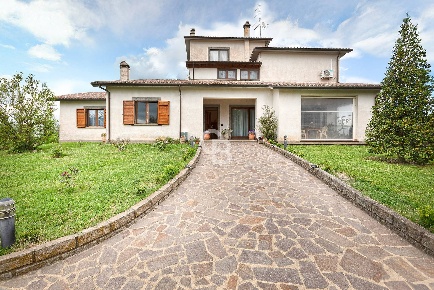 Foto Villa singola in Strada Teverina, Viterbo Santa Barbara di 425 m²