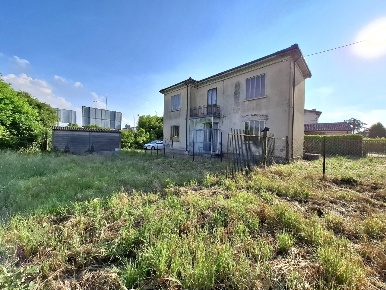 Foto Villa singola in Viale Porta Adige 47, Rovigo di 165 m² con 8 locali