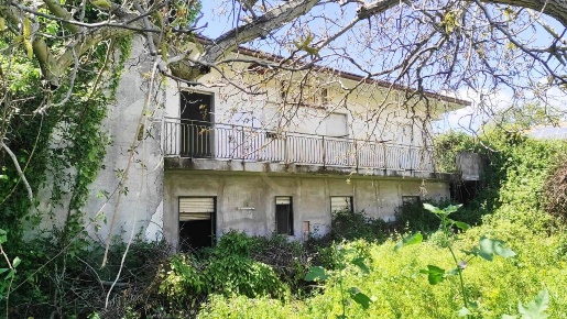 Foto Villa unifamiliare a Mascalucia Centro di 280 m² con 8 locali
