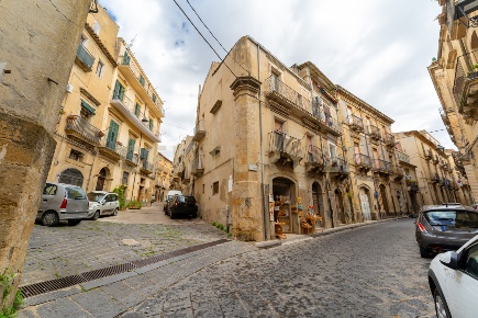 Foto Appartamento in VIA LUIGI STURZO 129, Caltagirone Centro di 121 m²