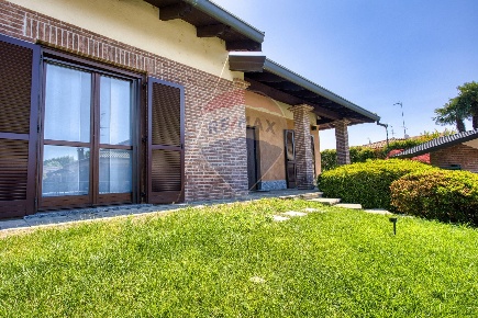 Foto Villa unifamiliare in Strada della Carlina Olengo, Novara Olengo