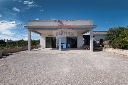 Foto Villa singola in Strada Provinciale 51, Noto di 126 m² con 5 locali