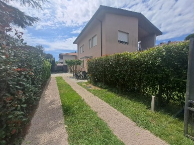 Foto Appartamento a Massa Marina di Massa Centro di 86 m² con 3 locali