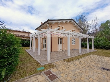 Foto Villa singola a Pietrasanta di 230 m² con 4 locali in vendita