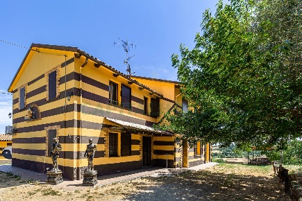 Foto Villa singola a Castel San Pietro Terme di 368 m² con 11 locali