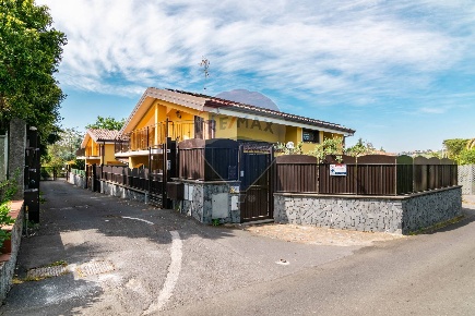 Foto Villa singola in Via del Pozzo, San Giovanni la Punta Centro di 315 m²
