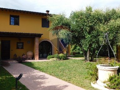Foto Villa bifamiliare a Fucecchio di 160 m² con 4 locali in vendita