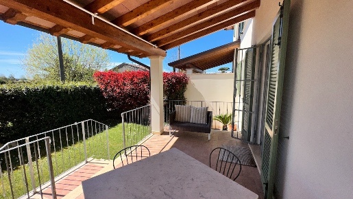 Foto Appartamento in via Osterietta, Pietrasanta di 270 m² con 11 locali
