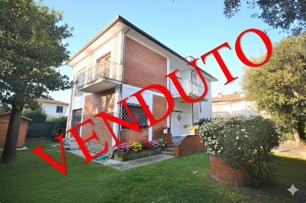 Foto Villa unifamiliare a Pietrasanta di 213 m² con 9 locali in vendita