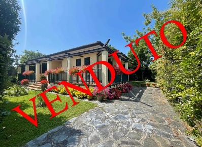 Foto Villa unifamiliare a Pietrasanta di 270 m² con 8 locali in vendita