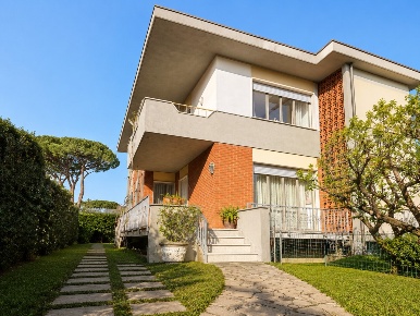 Foto Villa bifamiliare a Pietrasanta di 168 m² con 6 locali in vendita