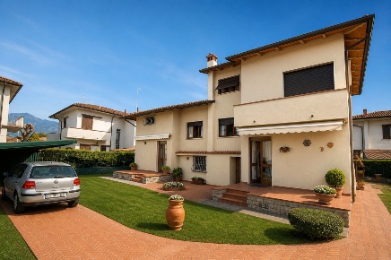 Foto Villa unifamiliare in via torino, Pietrasanta di 156 m² con 10 locali