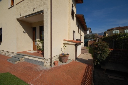 Foto Villa unifamiliare in via torino, Pietrasanta di 156 m² con 10 locali