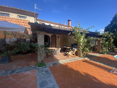Foto Villa unifamiliare a Pistoia Giardino Zoologico di 545 m² in vendita