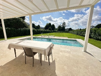 Foto Villa unifamiliare in via Umbria, Pietrasanta di 200 m² con 8 locali