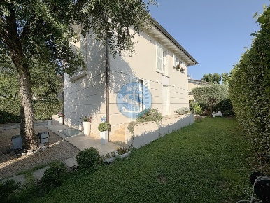 Foto Villa unifamiliare a Pietrasanta di 235 m² con 8 locali in vendita