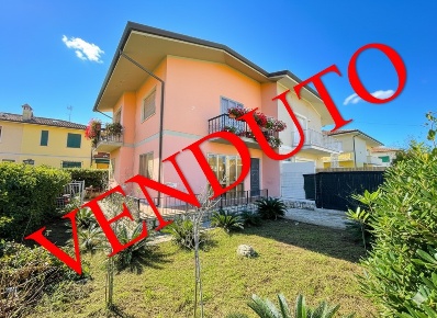 Foto Villa bifamiliare a Pietrasanta di 112 m² con 5 locali in vendita